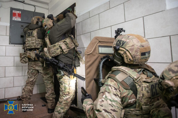 СБУ знешкодила злочинну організацію, яка під виглядом добробатів тероризувала киян