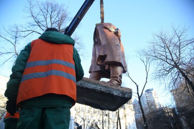 У Києві демонтували пам’ятник радянському льотчику Чкалову