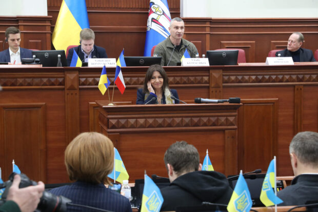 Мер Парижа передала столиці 10 генераторів та виступила в Київраді