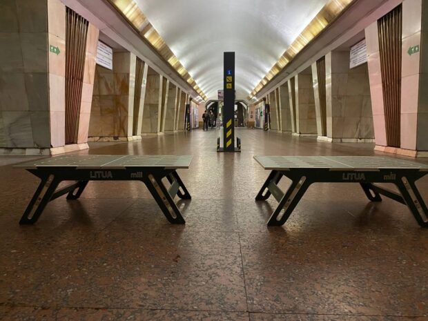 Метро Києва облаштували модульними лавками на випадок повітряної тривоги
