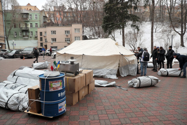 Київ отримав гуманітарну допомогу від італійських партнерів – тенти, буржуйки й генератор