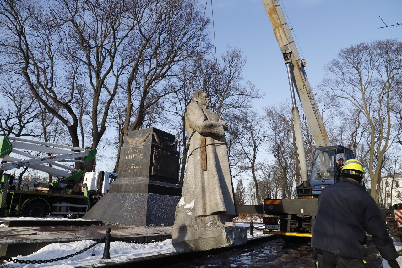 У Києві демонтували пам’ятник радянському генералу Ватутіну