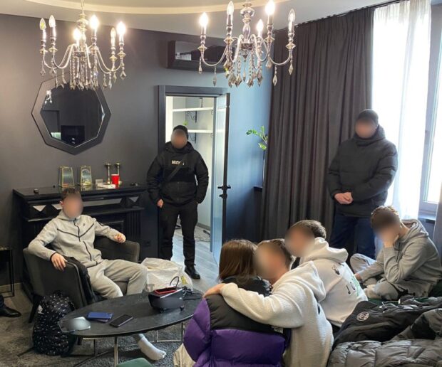 Поліція Києва прийшла з обшуками до організаторів п’яних вечірок, пости яких викликали резонанс у соцмережах