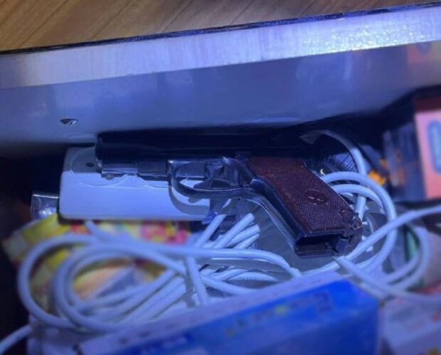 У Києві п’яний чоловік влаштував стрілянину у дворі багатоповерхівки через те, що йому не сподобалося паркування сусіда