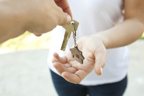 Кияни стали орендувати квартири на нижчих поверхах через обстріли та електрику