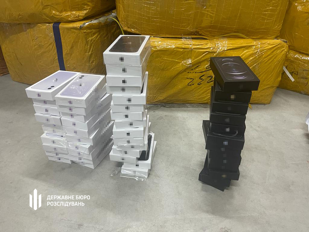 ДБР викрило головного господарника Київської митниці на розкраданні смартфонів та побутових товарів на 40 млн гривень