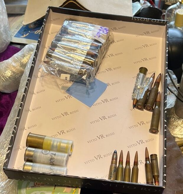 У Києві слідчі повідомили про підозру чоловіку, який вдома зберігав боєприпаси