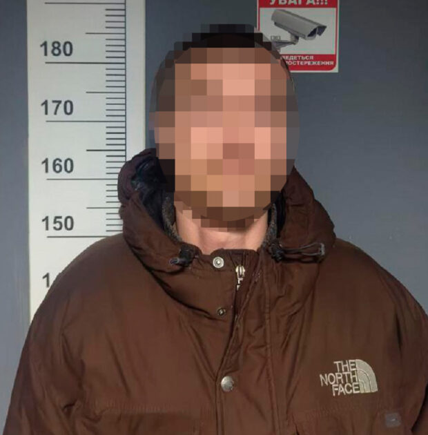 У Києві затримали чоловіка, який пограбував неповнолітню