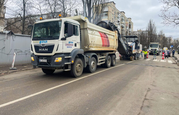 У столиці дорожники відновили роботи на 4 об’єктах капітальних ремонтів