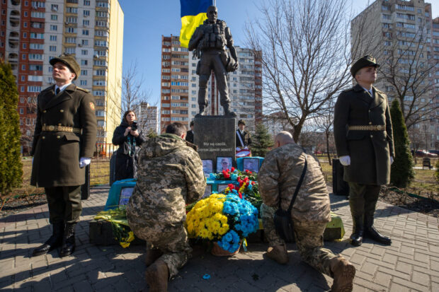 У столиці відбулась церемонія покладання квітів та поминальний молебень до Дня українського добровольця