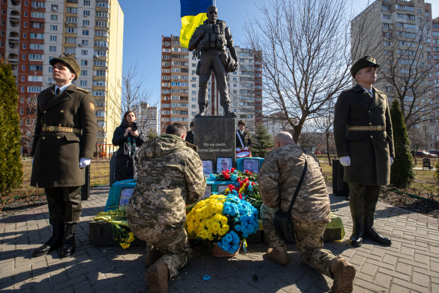 У столиці відбулась церемонія покладання квітів та поминальний молебень до Дня українського добровольця