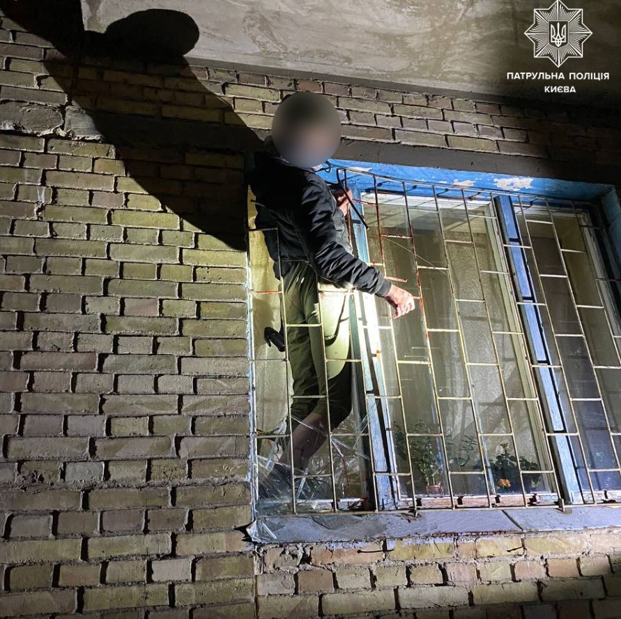 У Києві чоловік намагався потрапити у квартиру через вікно та застряг в решітці