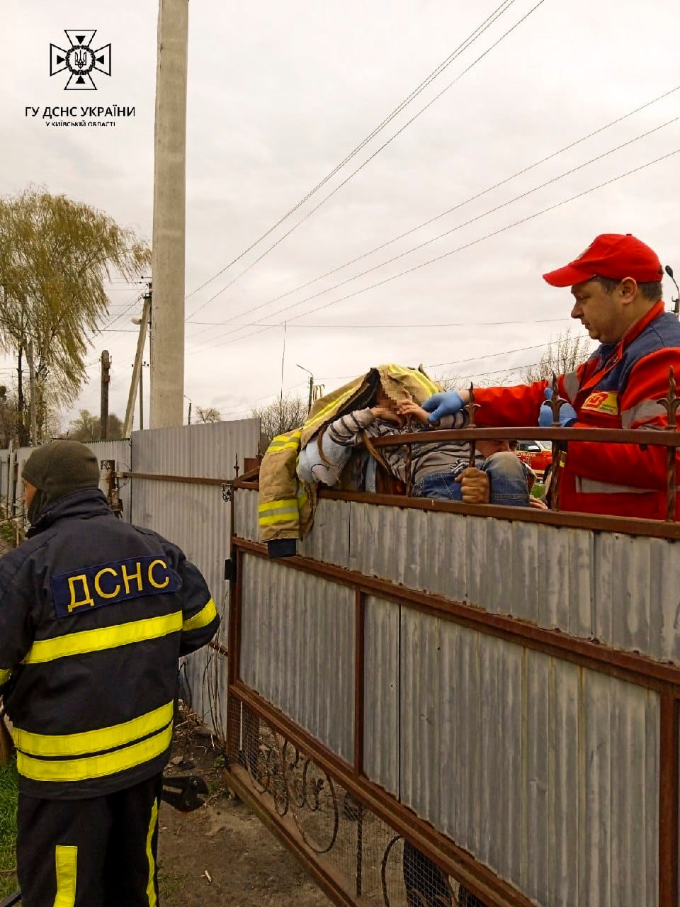 На Київщині рятувальники допомогли дівчинці, яка проштрикнула прутом руку і повисла на паркані