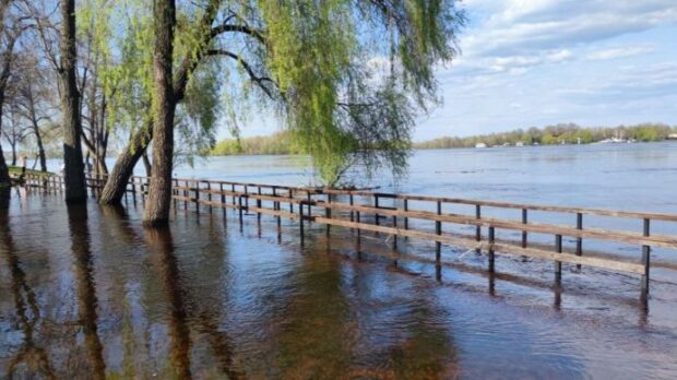 Рівень води в Дніпрі стрімко пішов на спад - КМВА