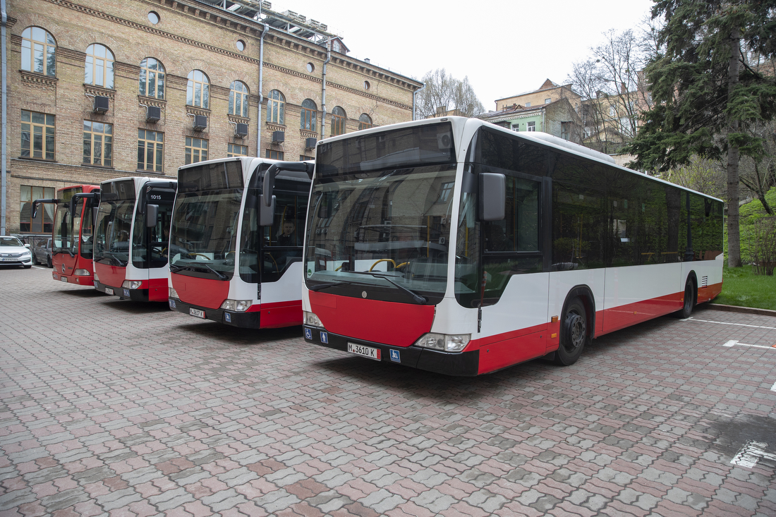 Кличко: Київ отримав від німецьких партнерів іще чотири сучасних міських автобуси
