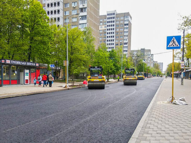На трьох столичних вулицях, де триває капітальний ремонт, влаштували нове асфальтове покриття