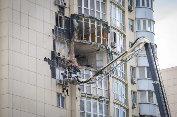 Рятувальники завершили розбір аварійних конструкцій багатоповерхівки у Святошинському районі, що постраждала через ворожу атаку