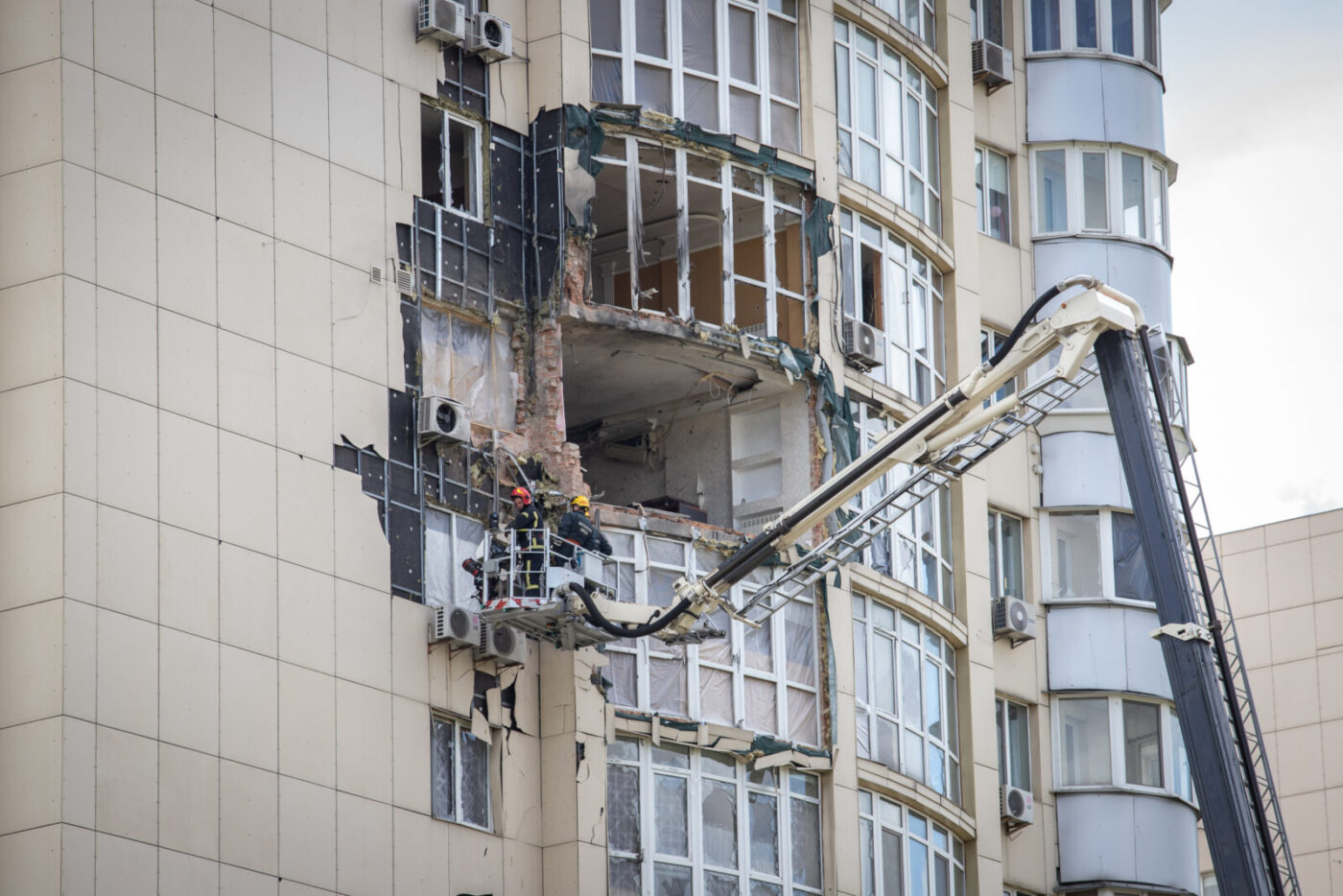 Рятувальники завершили розбір аварійних конструкцій багатоповерхівки у Святошинському районі, що постраждала через ворожу атаку