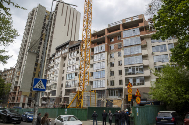 В КМДА показали, як відремонтували пошкоджені в результаті російських обстрілів будинки в Подільському районі столиці