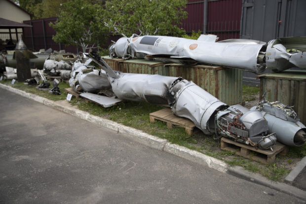 Кличко показав журналістам залишки ракет та дронів, якими росія вбиває мирних українців і руйнує українські міста та села