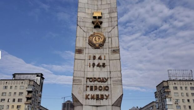 Мінкульт позбавив два радянські пам'ятники у центрі Києва охоронного статусу