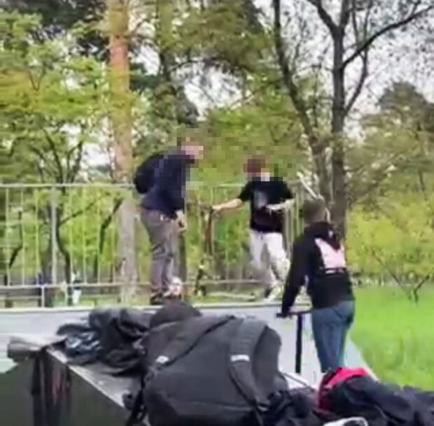 У Києві оголосили про підозру чоловіку, який побив двох підлітків