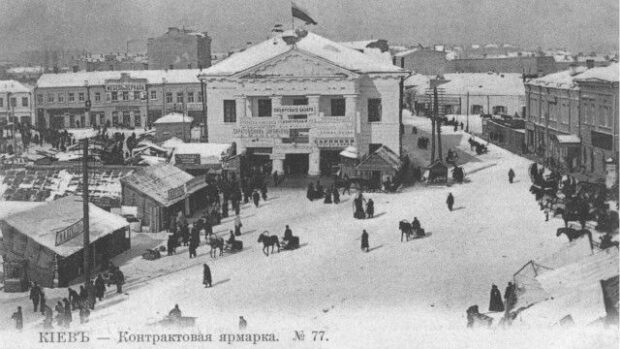 У Контрактовому будинку на Подолі влаштували ізолятор для хворих біженців. Фото майстерні Маркова на Хрещатику.