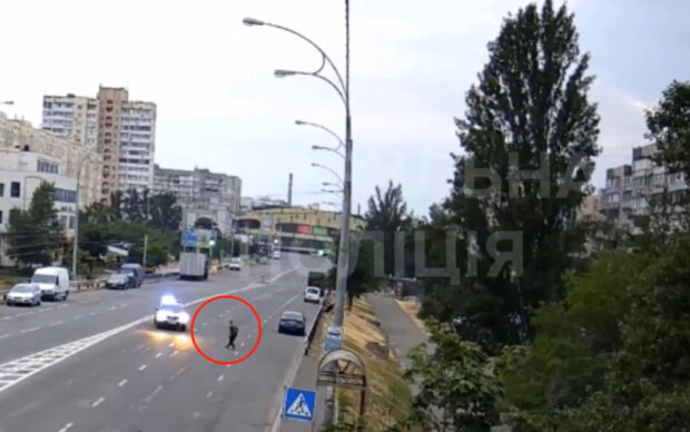 Погрожував та кидався з ножем на патрульних: в Києві затримали чоловіка