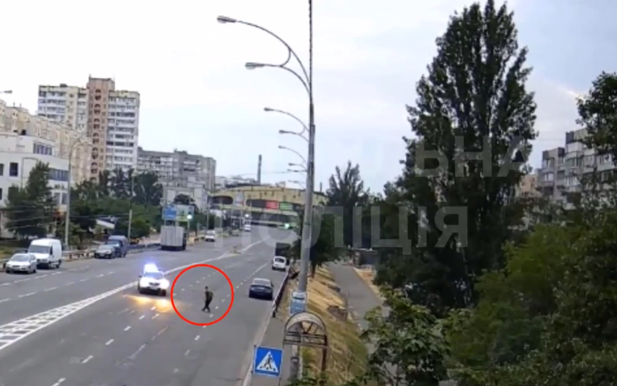 Погрожував та кидався з ножем на патрульних: в Києві затримали чоловіка