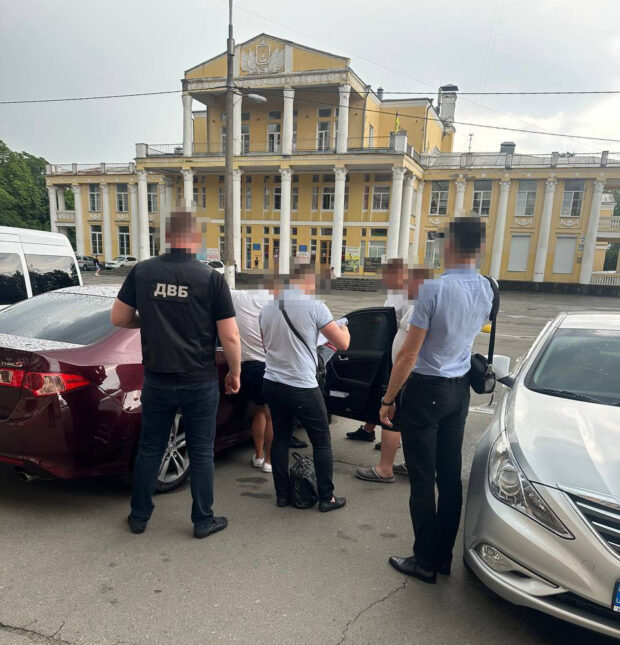 Хабар за дозвіл на стихійну торгівлю: київські правоохоронці затримали працівника райдержадміністрації та його спільника