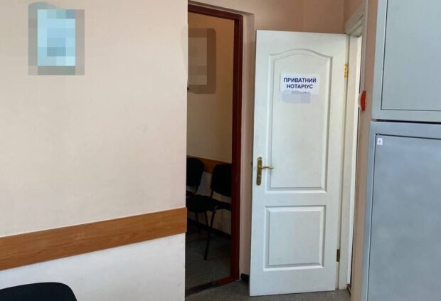 У Києві затримали двох шахраїв, які намагались продати чужу квартиру