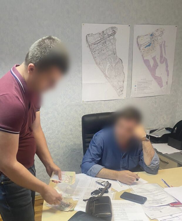 Хабар за каруселі: у Києві затримали директора "Гідропарку"