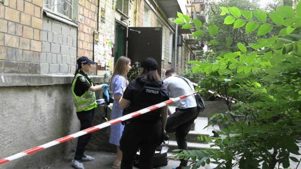 В одній із багатоповерхівок Києва виявлено тіла двох неповнолітніх дівчат, поліція затримала чоловіка