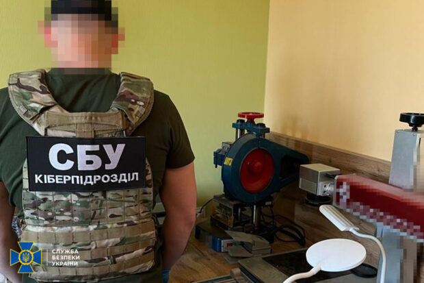 СБУ викрила у Києві підпільний «ЦНАП», який продавав фальшиві паспорти та водійські права