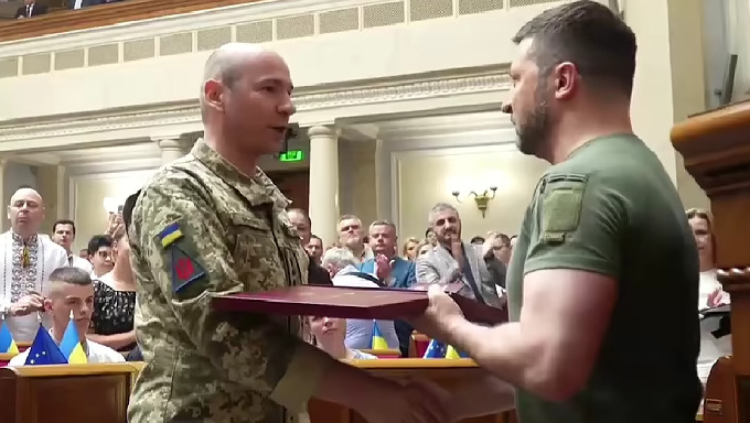 Зеленський присвоїв звання Героя України командиру зенітників, які збили 13 "Кинджалів"