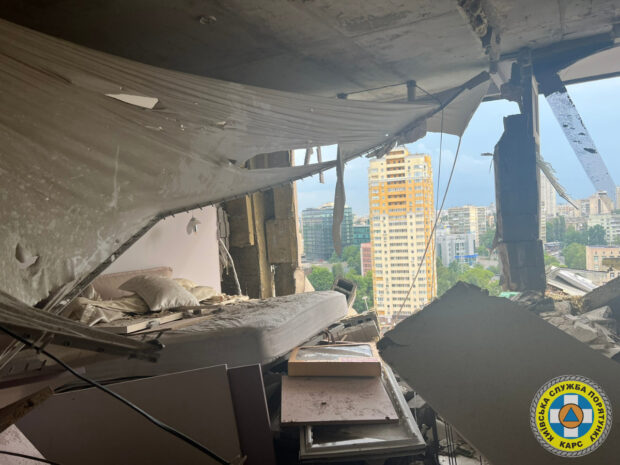 Рятувальники завершили розбір завалів та аварійних конструкцій багатоповерхівки в Солом'янському районі, куди влучили уламки ворожої ракети