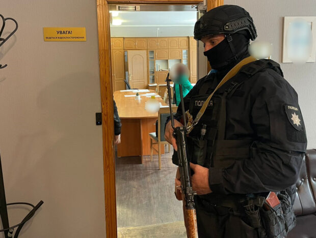 Нацполіція викрила схему вимагання хабарів посадовцями КМДА за видачу безкоштовних дозволів на викиди забруднюючих речовин
