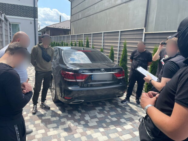 Хабар у 20 тисяч доларів: на Київщини викрили сільського голову та його підлеглих у вимаганні та одержанні неправомірної вигоди