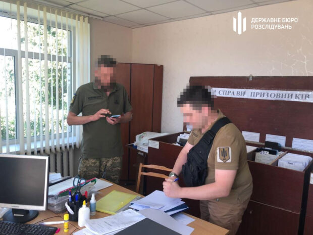 На Київщині спіймали воєнкома, який відправляв за кордон ухилянтів