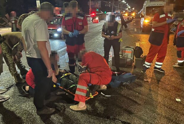 У Києві на блокпосту водій збив двох військових: один загинув, інший у лікарні