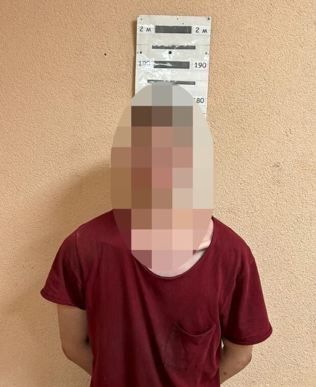 У Києві чоловік побив жінку з дитиною та пошкодив авто