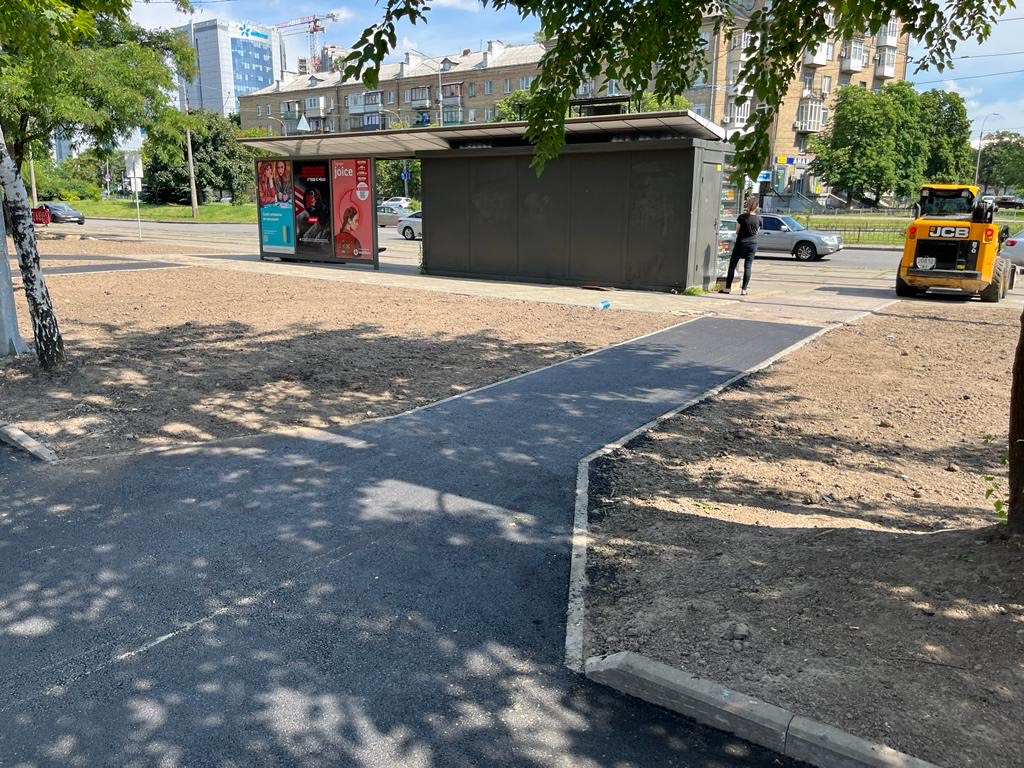 На виході зі станції метро «Берестейська» відремонтували тротуар й облаштували сквер