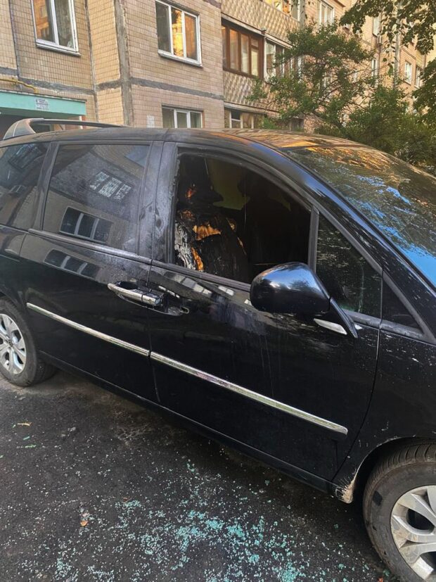 На Харківському масиві столиці затримали двох чоловіків, які підпалили автомобіль знайомого