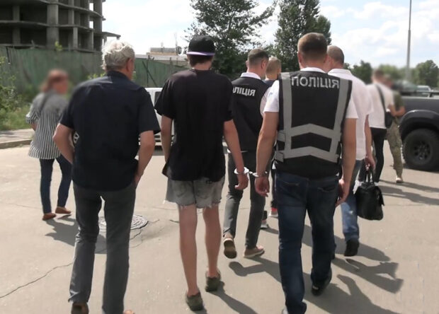 У Києві затримали чоловіка, який підпалив 12 автівок військових