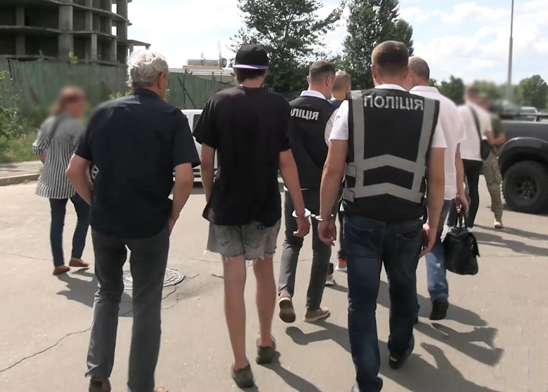 У Києві затримали чоловіка, який підпалив 12 автівок військових