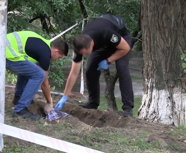 Задушила та закопала тіло: у столиці затримали жінку за вбивство киянки