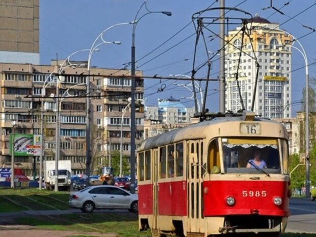 На вулиці Кирилівській триває ремонт колій, рух трамваїв обмежено