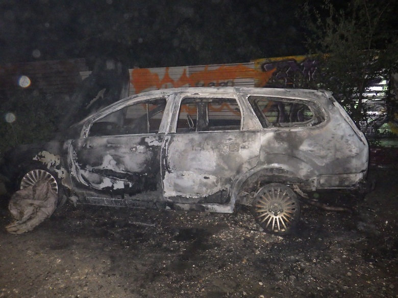 У Києві затримали чоловіка, який обікрав і підпалив автомобіль