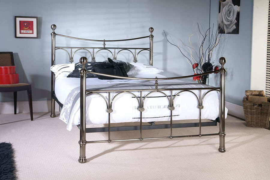 Гармоничный интерьер в спальне с металлической кроватью