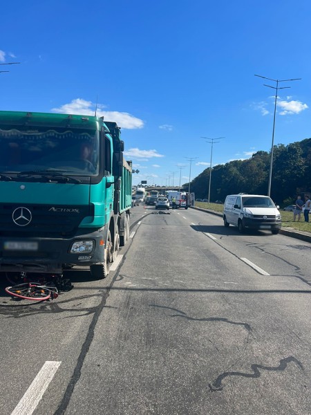 У Києві під колесами вантажівки загинув велосипедист